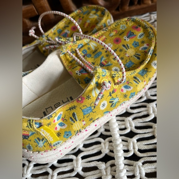 🦋🪲toddler girl size 9 Hey Dudes with BUGS! 🐞🐝 - Picture 3 of 7